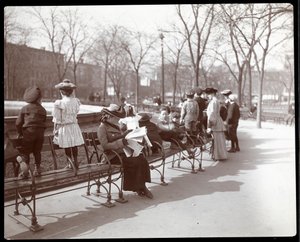 Frauen und Kinder auf Parkbänken im Union Square, New York, 1903